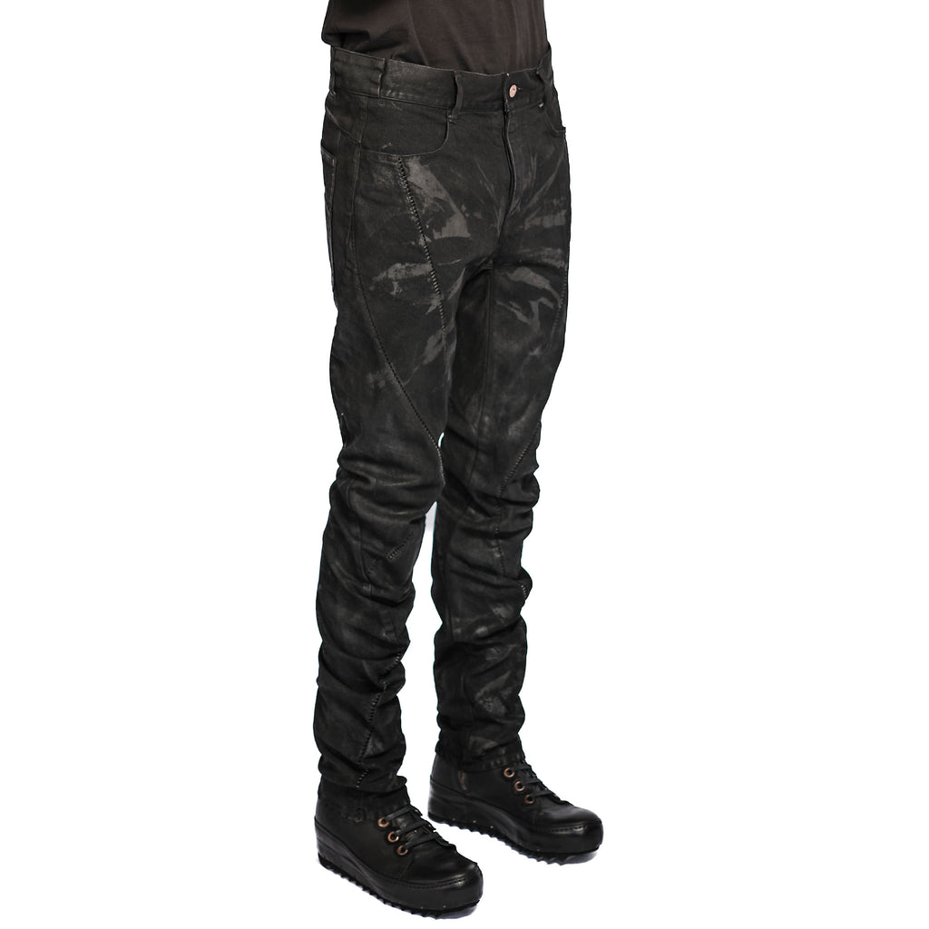 COATED DENIM OVERLOCK CURVED SLIM JEAN