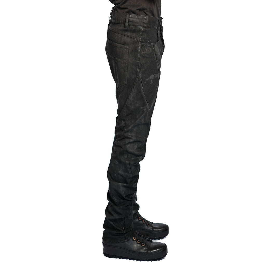 COATED DENIM OVERLOCK CURVED SLIM JEAN