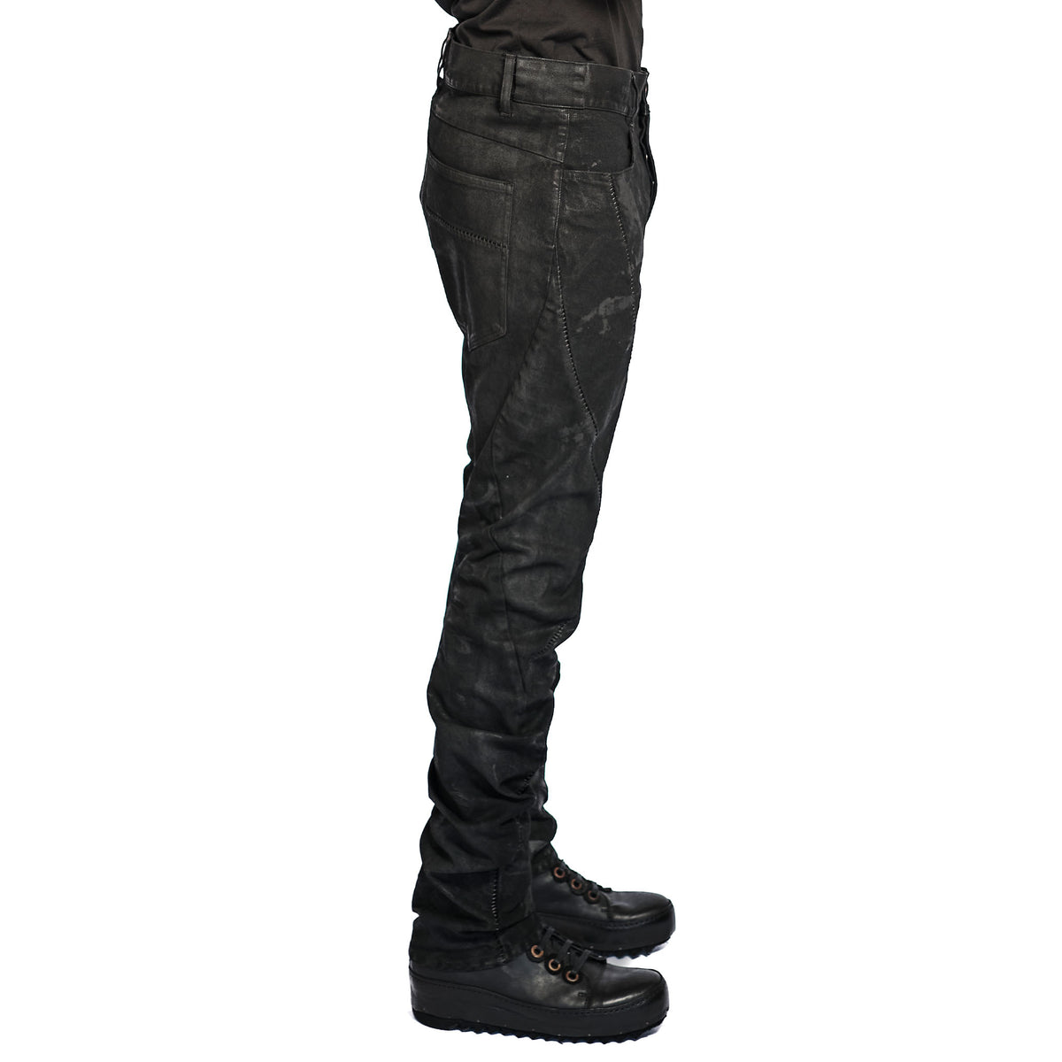 COATED DENIM OVERLOCK CURVED SLIM JEAN