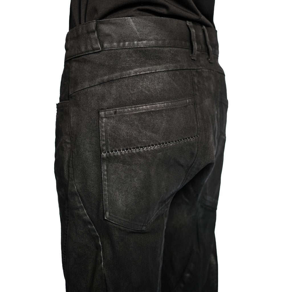 COATED DENIM OVERLOCK CURVED SLIM JEAN
