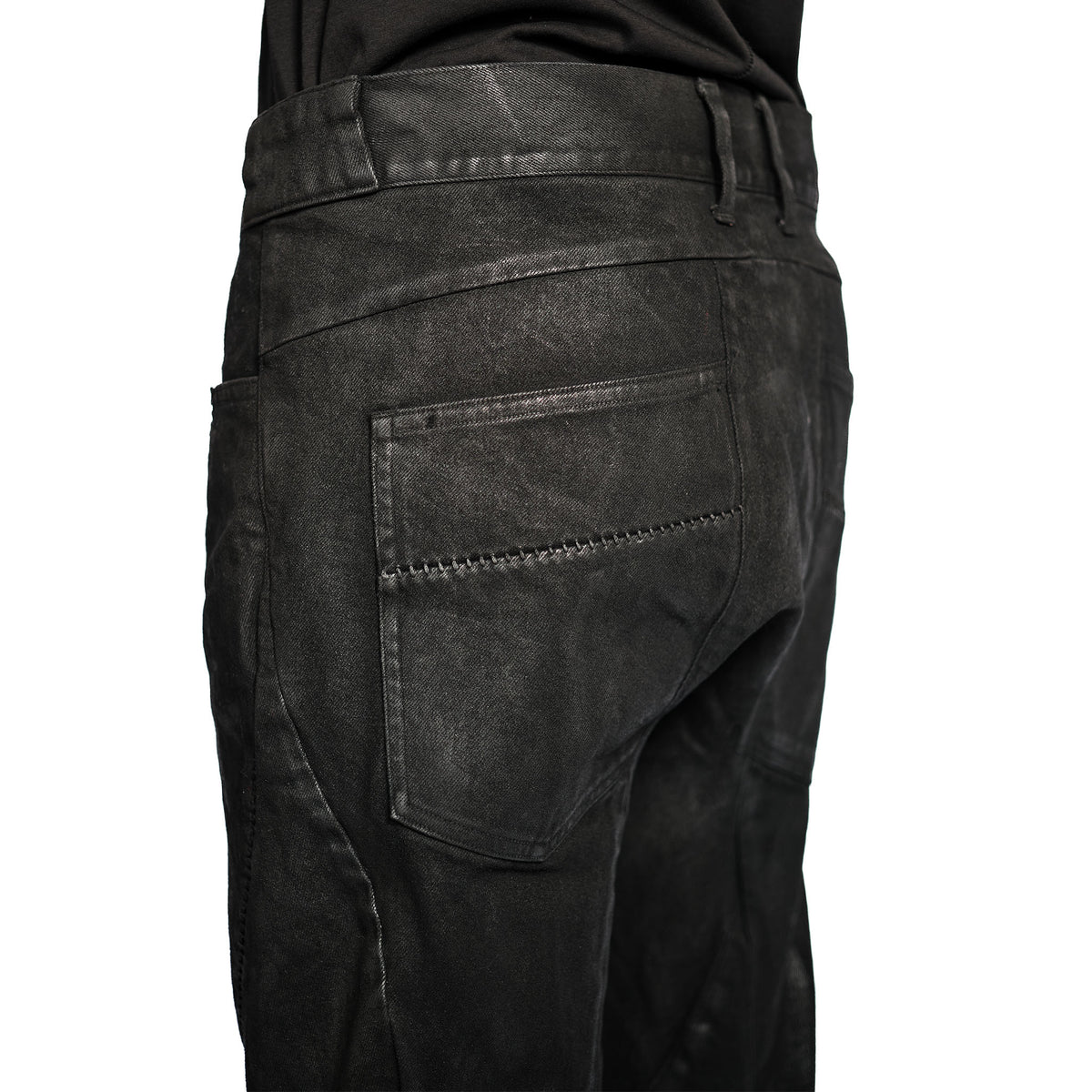 COATED DENIM OVERLOCK CURVED SLIM JEAN