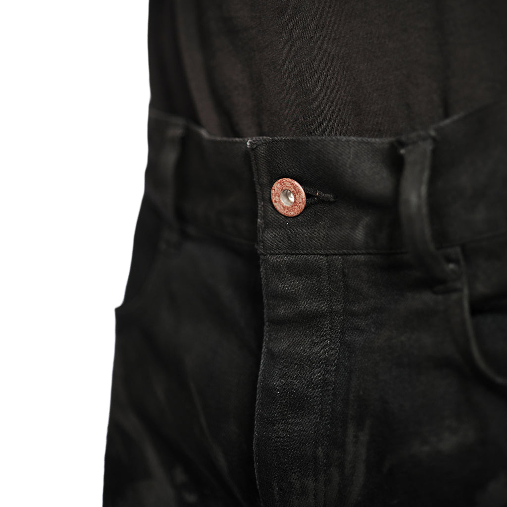 COATED DENIM OVERLOCK CURVED SLIM JEAN