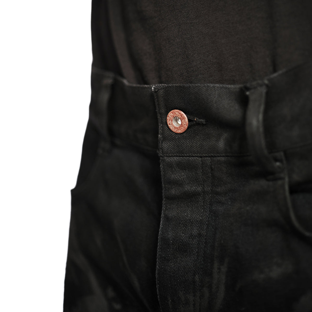 COATED DENIM OVERLOCK CURVED SLIM JEAN