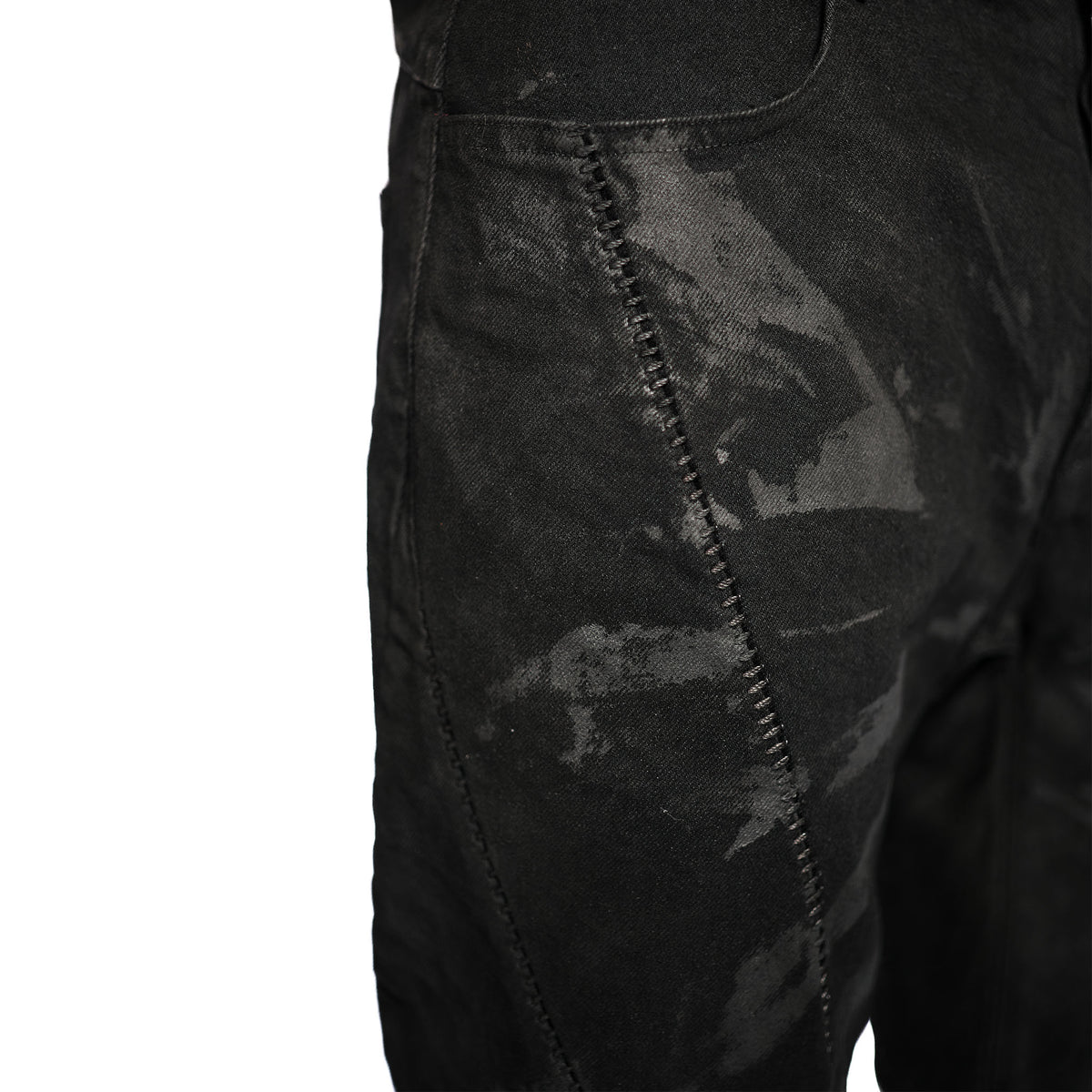 COATED DENIM OVERLOCK CURVED SLIM JEAN