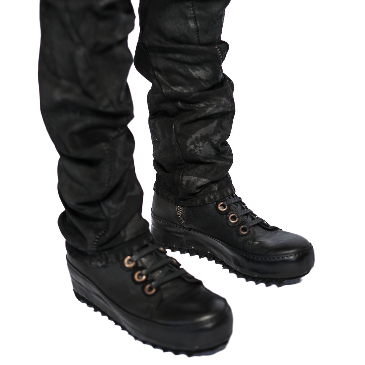 COATED DENIM OVERLOCK CURVED SLIM JEAN
